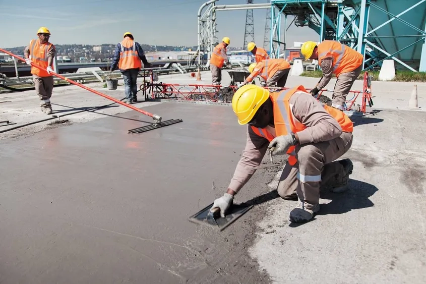 En avril dernier, en collaboration avec l'entreprise Aximum, vicat a réalisé un chantier test au sein du Port edouard herriot à lyon. objectif : évaluer les performances très prometteuses de son nouveau ciment sulfo-alumineux AlpenatuP.