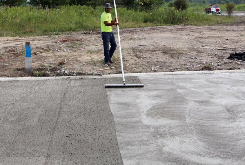 BCR Surface Pro s’applique sur la surface juste avant le passage de la truelle mécanique, avec un pulvérisateur à grand débit. Il permet au béton d’être taloché  n, avec suffisamment de pâte cimentaire en surface pour recevoir une Finition balayée traditionnelle.