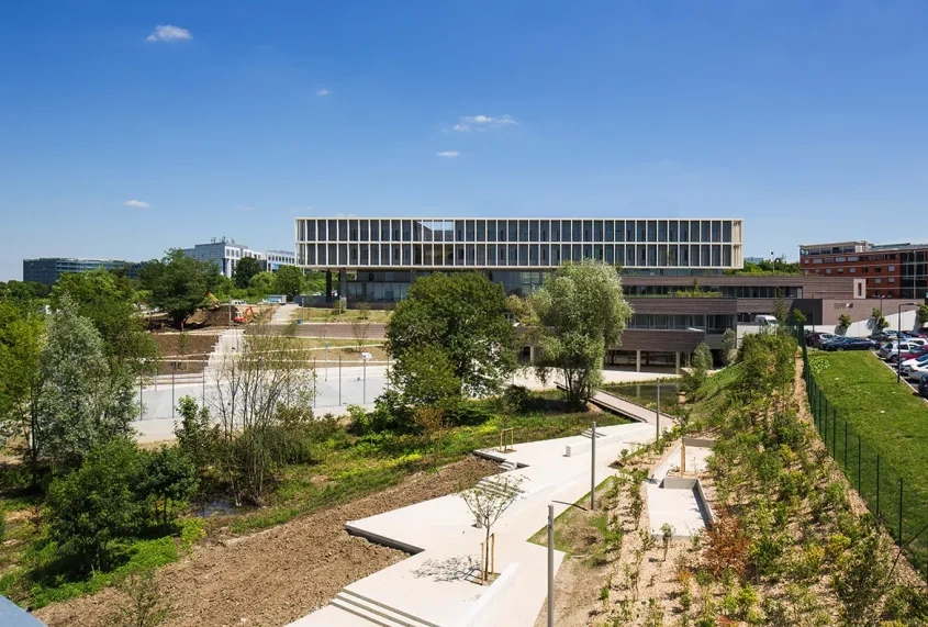 Façade ouest de l’établissement vue depuis l’internat. Le jardin paysager accompagne la déclivité du terrain.