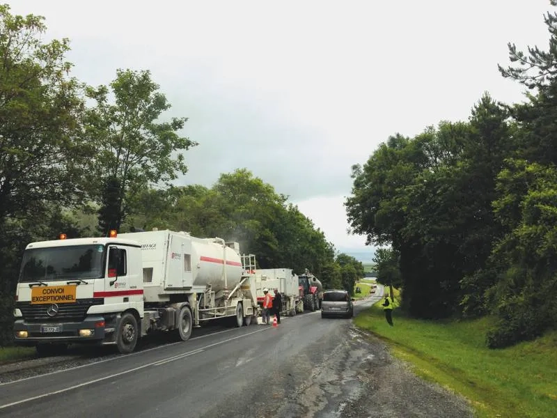 Chaque rive de la RD1 a été retraitée de façon distincte, en fonction des dégradations constatées. Cela a permis de réaliser le chantier sous circulation.