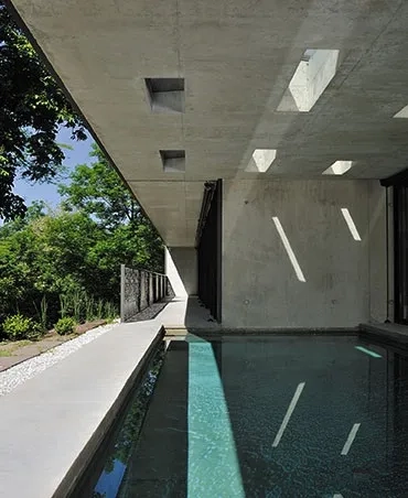 Tout en étant extérieure, la piscine est inscrite dans le volume de la maison.