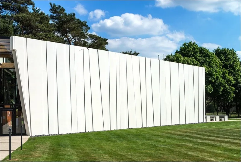 Une modénature de façade en symbiose avec les troncs des arbres avoisinants.