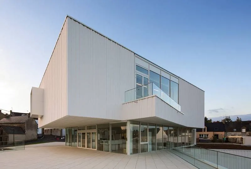 Un vaste belvédère est créé dans la continuité du hall d’accueil.