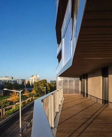 Bois des sols et sous-faces des balcons forment un tout homogène avec le béton matricé en façade.