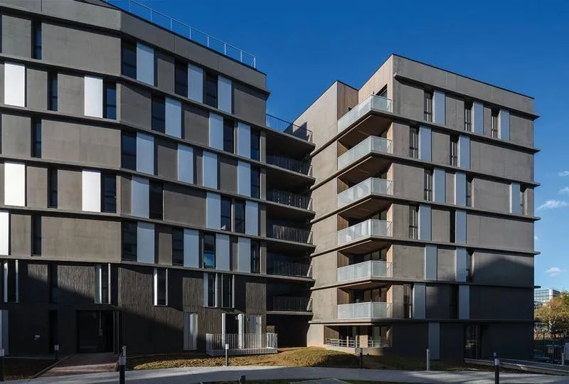 Les façades est donnant sur l’intérieur de l’îlot, au design tout aussi graphique mais plus sobre, accueillent principalement les fenêtres des chambres.