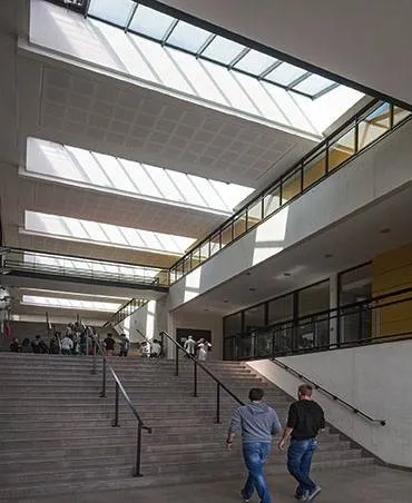 Baignée de lumière naturelle et large de 12 m, la galerie relie l’entrée et l’Atrium.