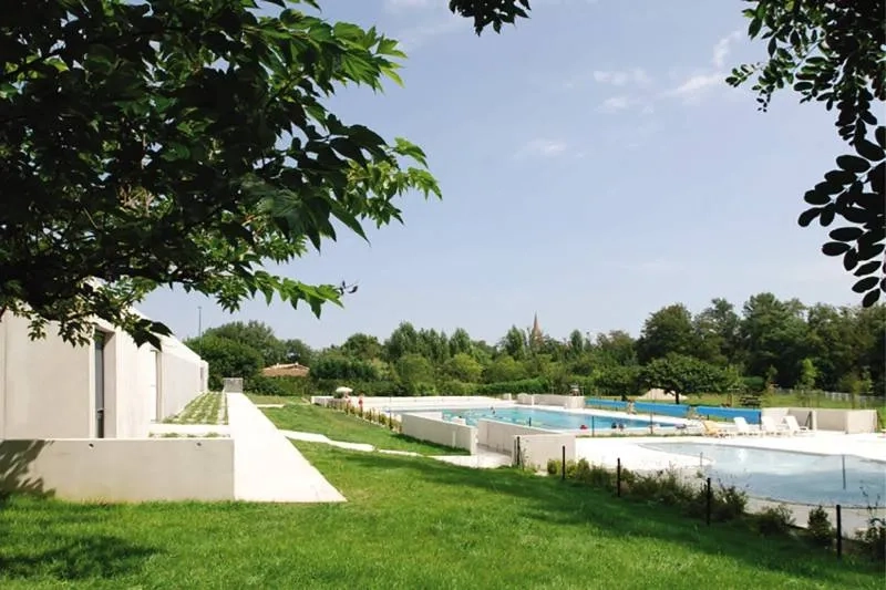 La piscine d’été dans le paysage naturel.