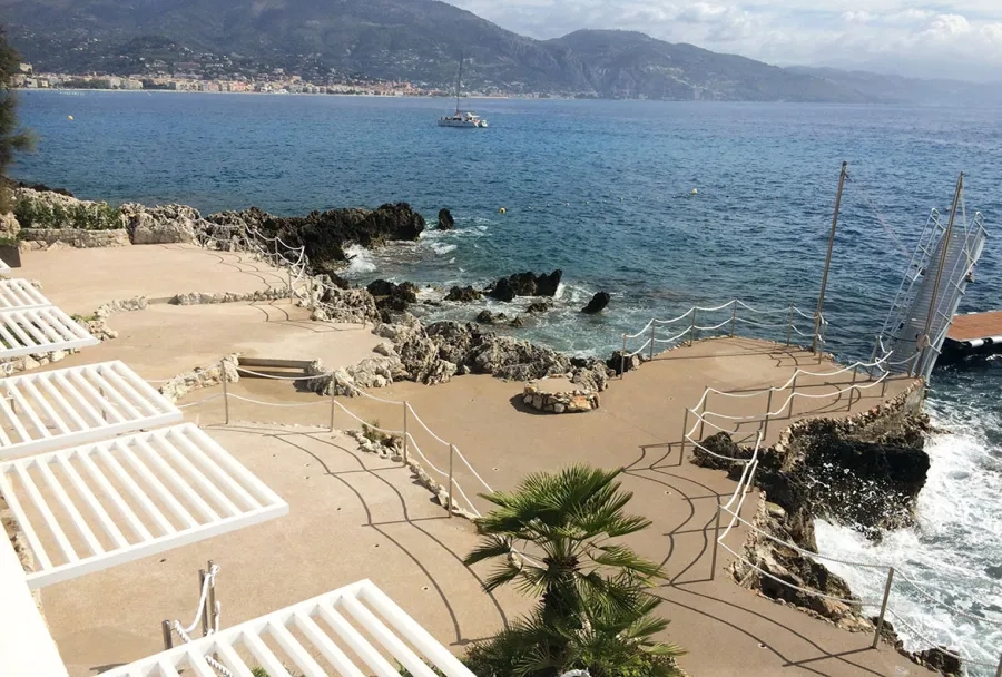 Vue des « terrasses de plage ». Le choix du revêtement en béton décoratif a été guidé par des « considérations essentiellement esthétiques », souligne Éric Luong, responsable de projet au sein du cabinet Wilmotte.