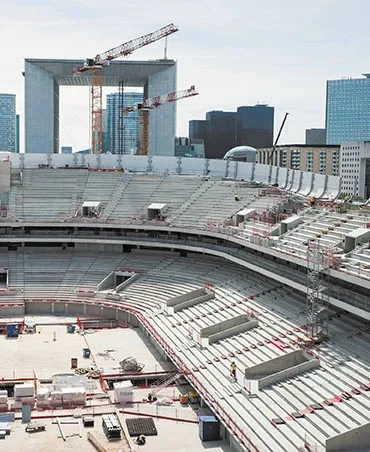 L’Arena : seul ouvrage en courbes dans un univers rectiligne.