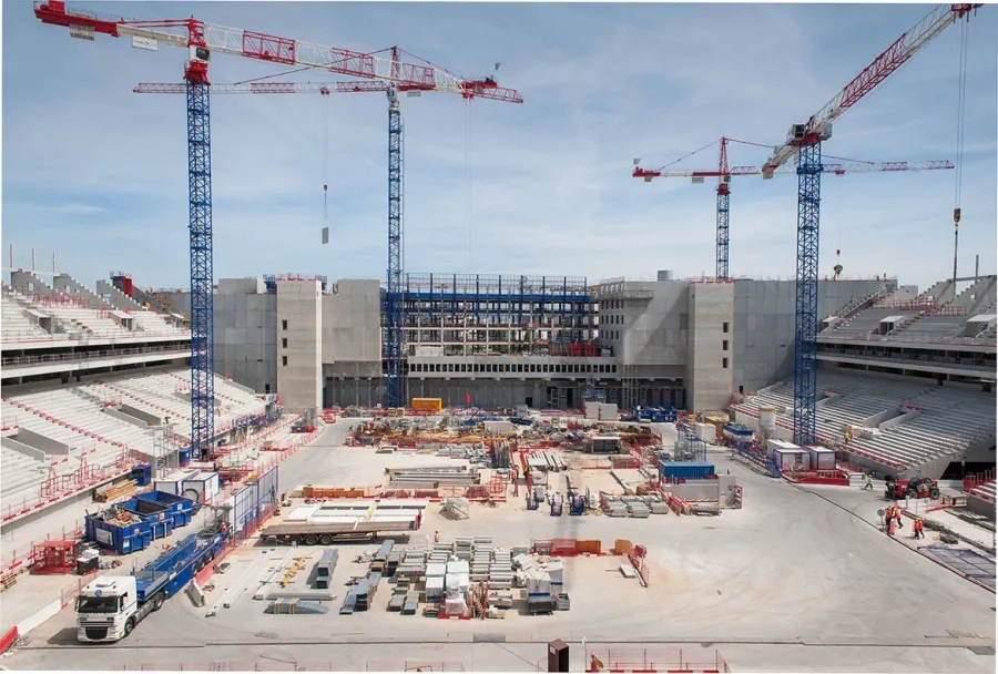 Côté scène, avec de part et d’autre les tours d’accès pour les pompiers : 32 m de hauteur et 9x6m de côtés.