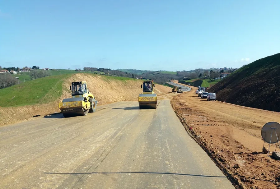 Le tronçon 2 x 2 voies sur 4,5 km implique la création d’une plate-forme de 25 m, qui nécessite environ 700 000 m3 de terrassement. Au total, l'opération une fois achevée se soldera par le traitement de 115 000 m2 de couche de forme au liant hydraulique routier.