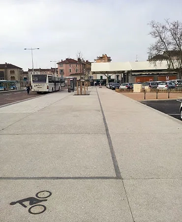 Bus, pistes cyclables et béton décoratif sont mis en service pour favoriser les « modes de déplacement doux »