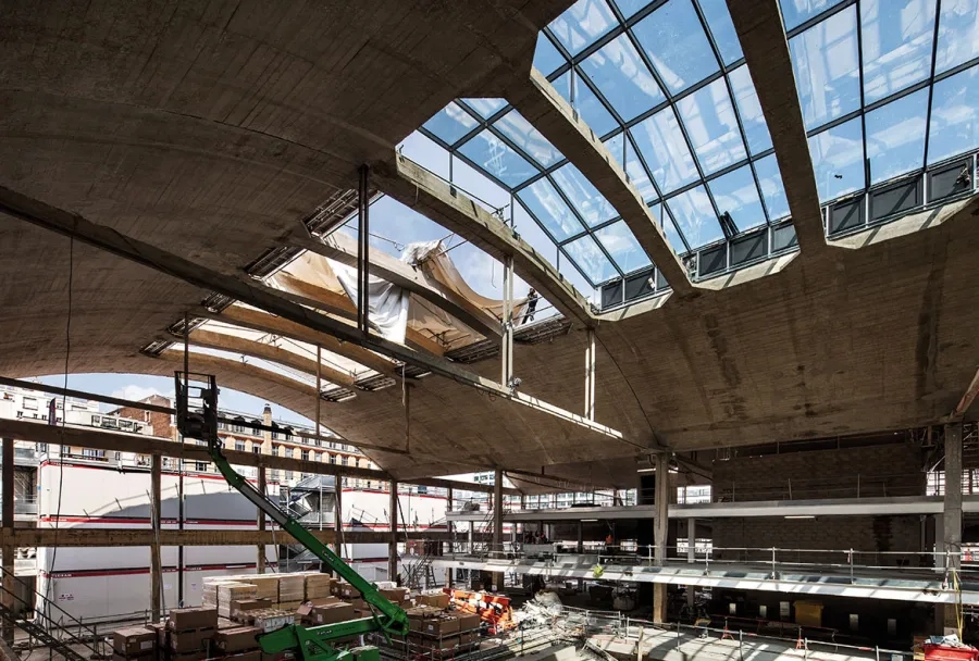 La halle est constituée de minces voûtes en béton (5 cm au faîtage) supportées par de fins piliers pyramidaux.