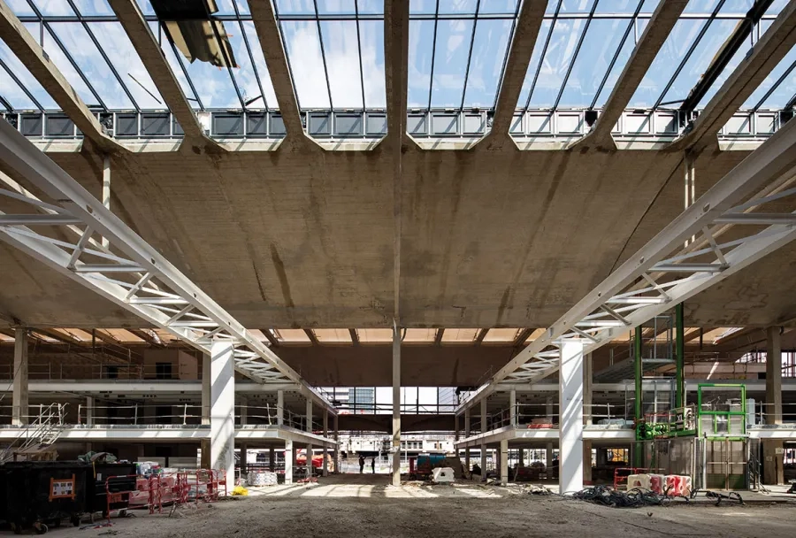 La halle est constituée de minces voûtes en béton (5 cm au faîtage) supportées par de fins piliers pyramidaux.