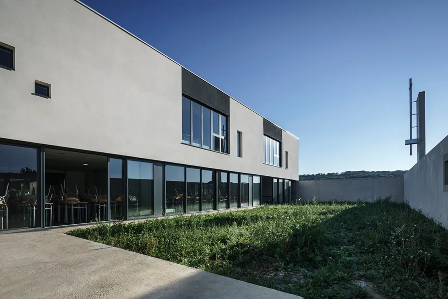 La grande salle s’ouvre sur l’espace clos de l’oratoire extérieur.