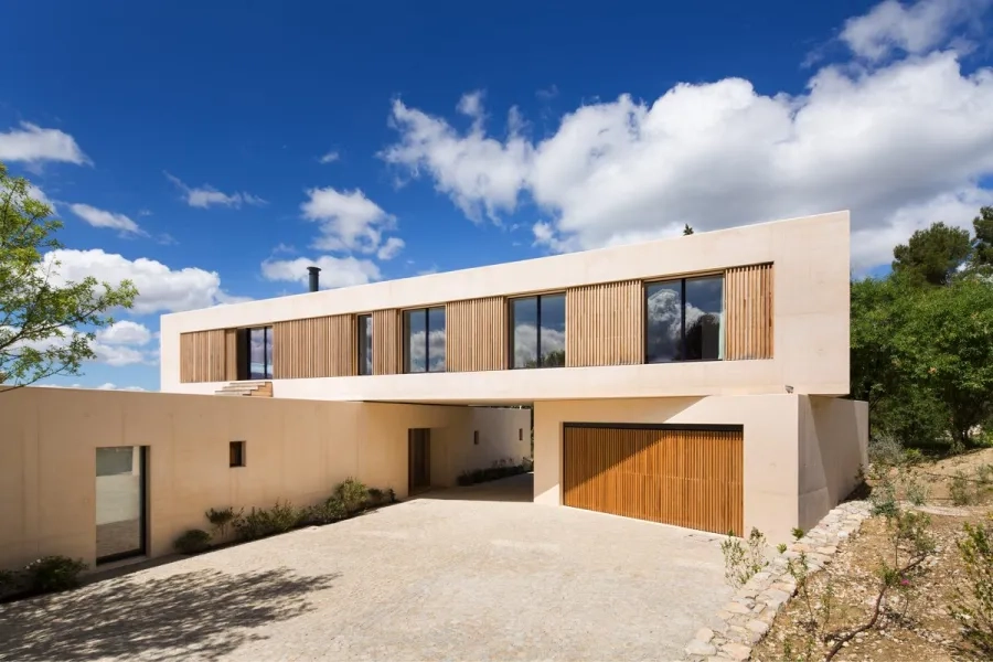 L’étage des filles, en équilibre sur le porche d’accès vers la maison. En bas à droite, le garage.