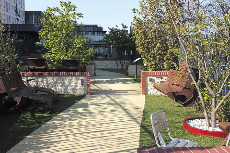 Le jardin est composé de plusieurs espaces délimités par des murets d’un mètre de hauteur, travaillés en pierre de Caen et en brique.