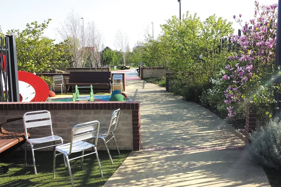 une allée centrale dessert l’ensemble du jardin pour finir dans une impasse.