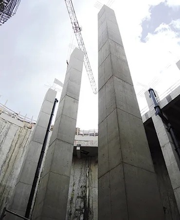 Les poteaux de 25 m de hauteur à l’intérieur du bassin de stockage.