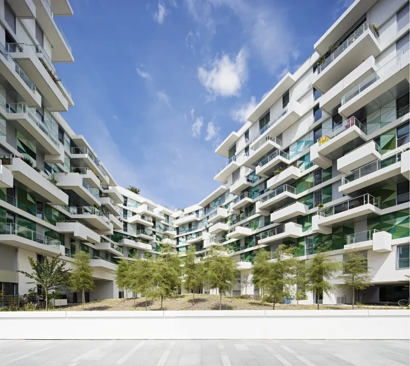 À l’intérieur de l’îlot, le foisonnement des balcons forme un paysage vertical qui envahit les façades.