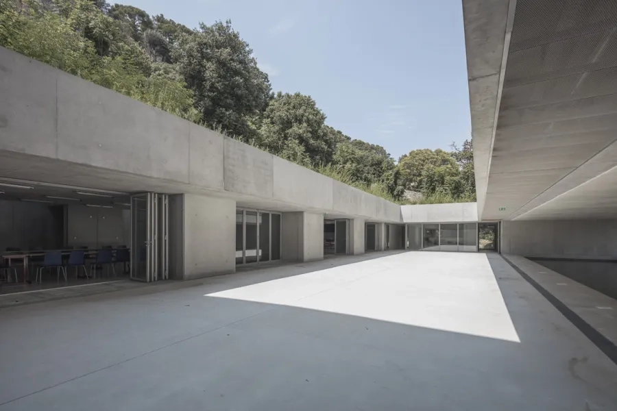 autour du patio, les salles communes possèdent des baies totalement escamotables pour gommer la limite entre l’intérieur et l’extérieur.