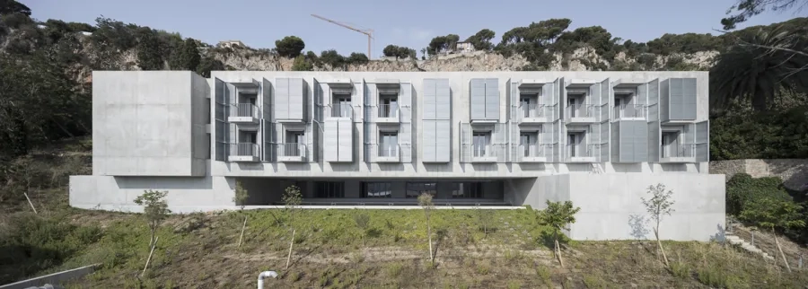 réinterprétant l’archétype des persiennes, les balcons sont protégés par des volets métalliques qui protègent du soleil tout en créant des brise-vue entre balcons.