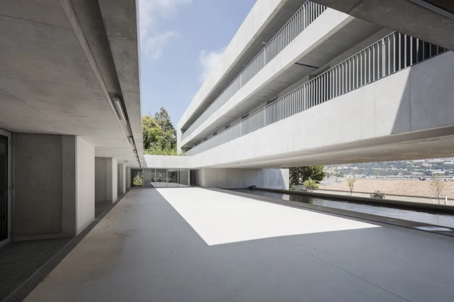 La cour centrale réinterprète l’idée d’un patio ouvert, d’un côté vers la baie de villefranche et de l’autre vers la colline et sa verdure.