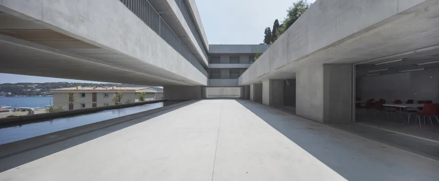 La cour centrale réinterprète l’idée d’un patio ouvert, d’un côté vers la baie de villefranche et de l’autre vers la colline et sa verdure.