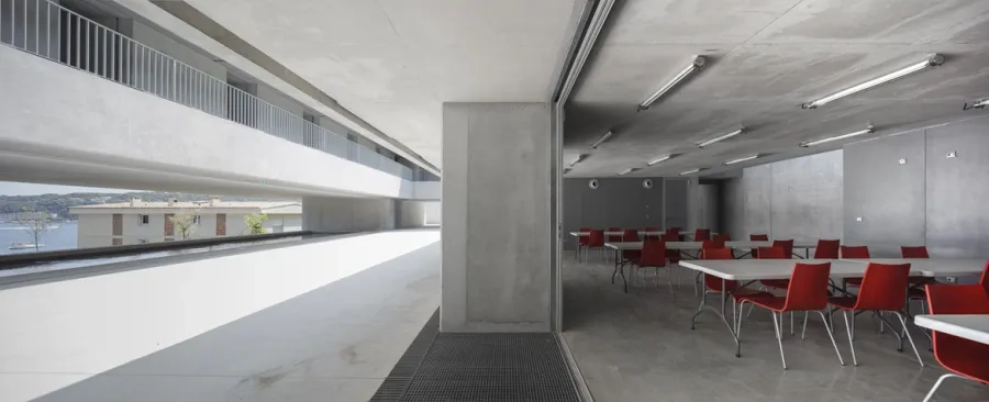 un seul matériau, le béton brut, est présent à l’intérieur comme à l’extérieur.