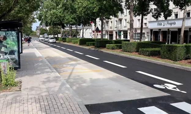 Chaussée renforcée en béton à un arrêt de bus à Angers