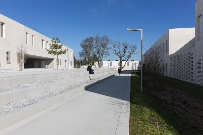 Le nouveau lycée se présente comme une petite cité composée de différentes unités fonctionnelles.