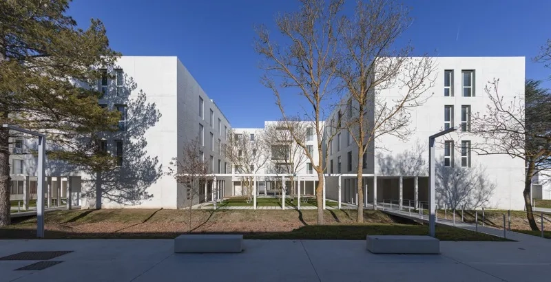 L’internat s’oriente autour de plusieurs cours plantées qui confèrent de l’intimité aux chambres.