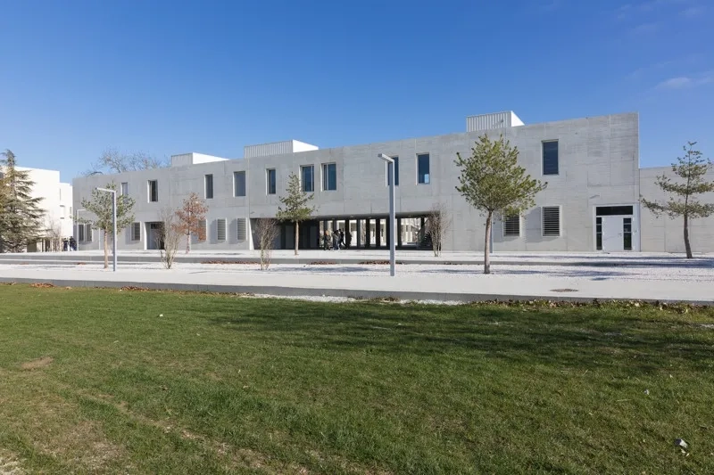 Le bâtiment enseignement vu de puis le « campo central ».