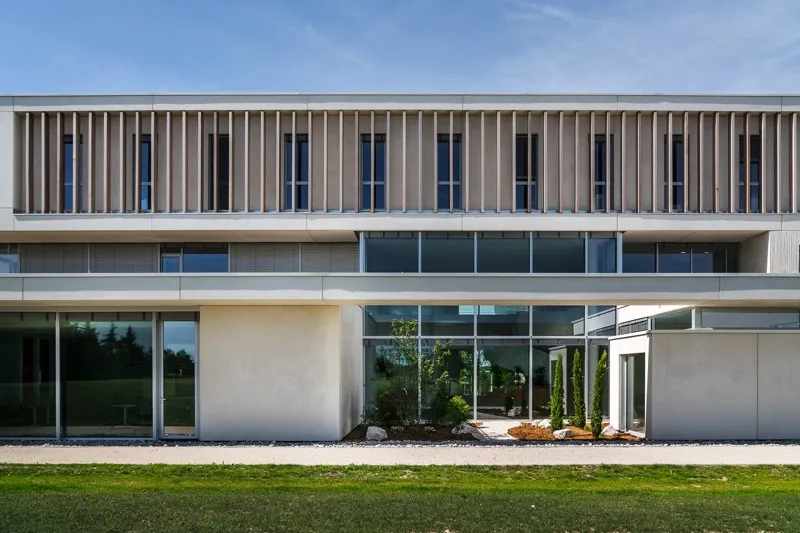 Vue sur le sas d’entrée à droite et le hall en transparence.