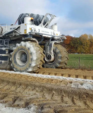 Spécialement dépêché de Woippy, près de Metz, le malaxeur Wirtgen WR-2400 d’Eurovia entre en action.