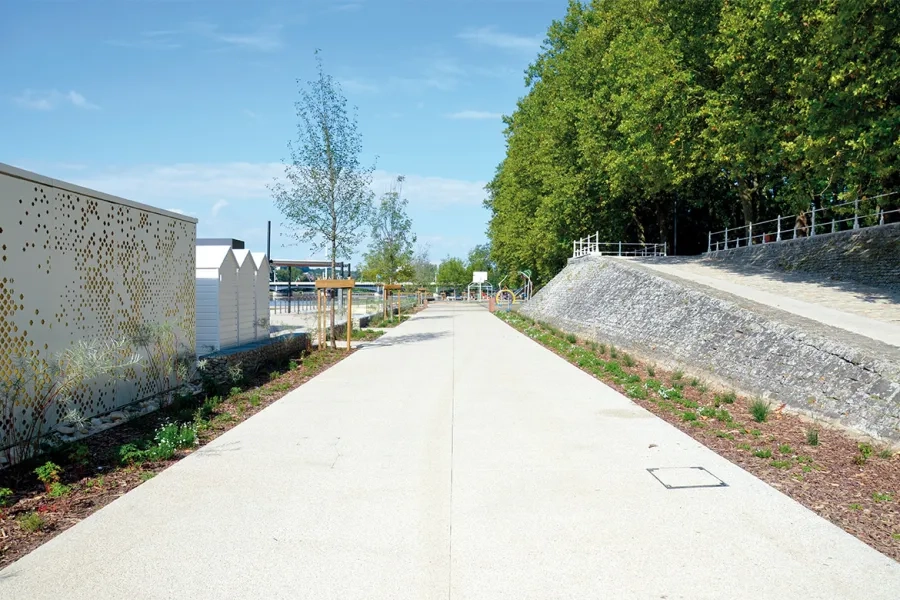 Réaménagées, les berges de la rive droite - notamment la plage des célestins - sont devenues un « secteur d’animations permanentes » avec des activités de loisirs et des jeux d’eau.