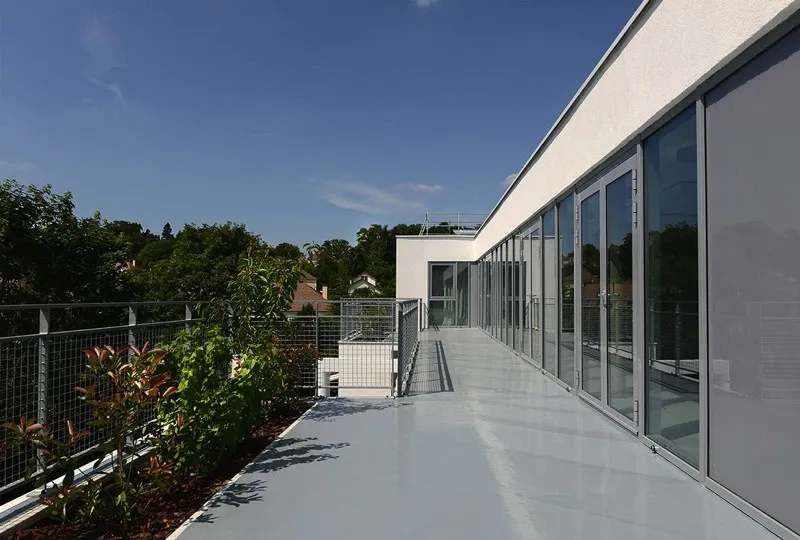 Au dernier étage, les salles d’activités sont dotées de vastes baies vitrées ouvertes sur le paysage.