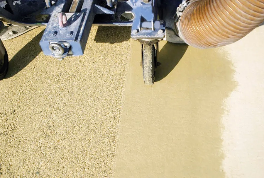 Pour le traitement de la couche de roulement, c’est la technique de l’hydroprojection qui a été retenue