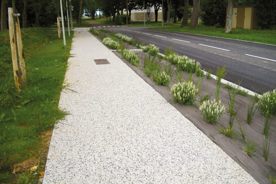 Le long de route, la voie de circulation douce (piste cyclable) de 2 km en béton désactivé.