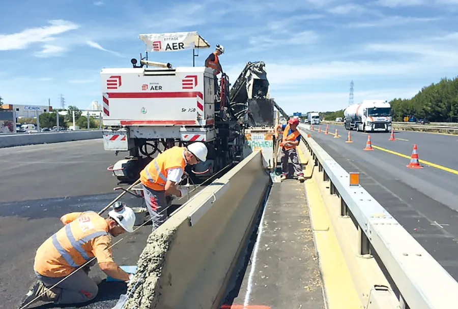 La glissière en béton est extrudée à la machine.