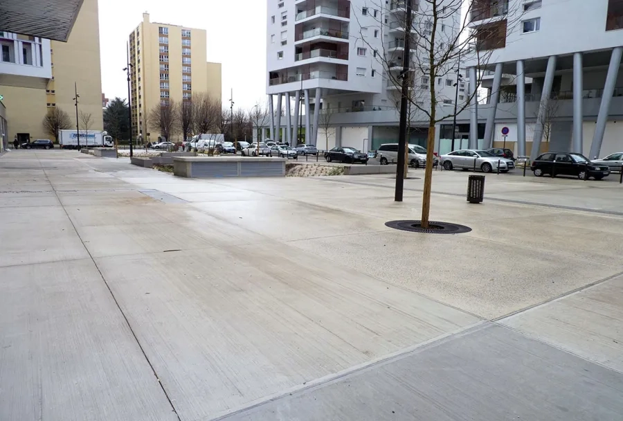 Trois types de bétons ont été retenus pour le revêtement de la place du Général-de-Gaulle : un béton brossé pour les zones piétonnes, un béton bouchardé, permettant le passage occasionnel de gros véhicules, et un béton hydrogommé pour la partie circulée de l’espace.