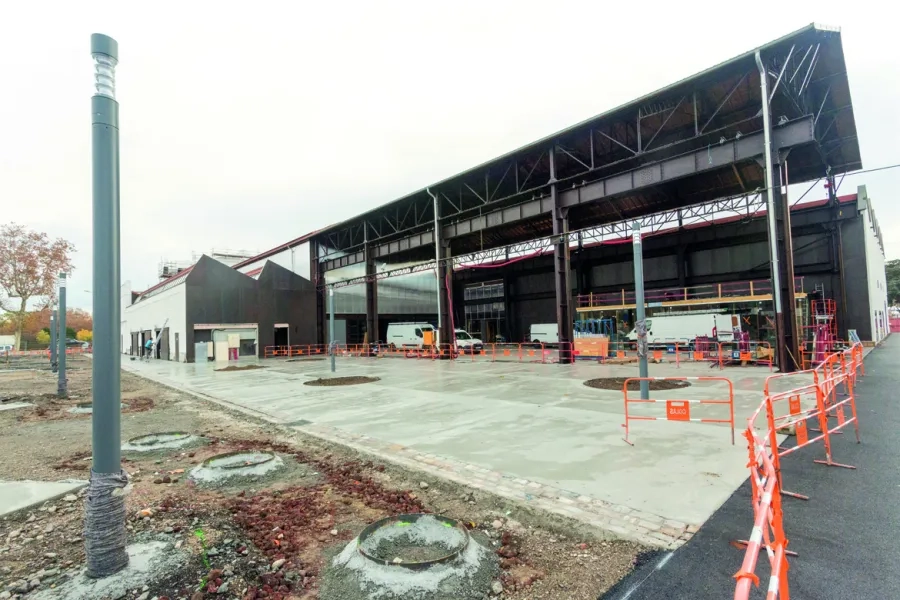 La première mise en œuvre du béton 100 % à base de granulats recyclés a été réalisée par Sols Confluence sur les abords de la nouvelle halle Girard, alias H7-Lyon French Tech. Elle a eu lieu à partir du 14 novembre 2018, en cinq jours de coulage, à raison de 20 à 30 m3 quotidiens pour une équipe de 3 à 5 personnes, « directement à la toupie et au dumper »