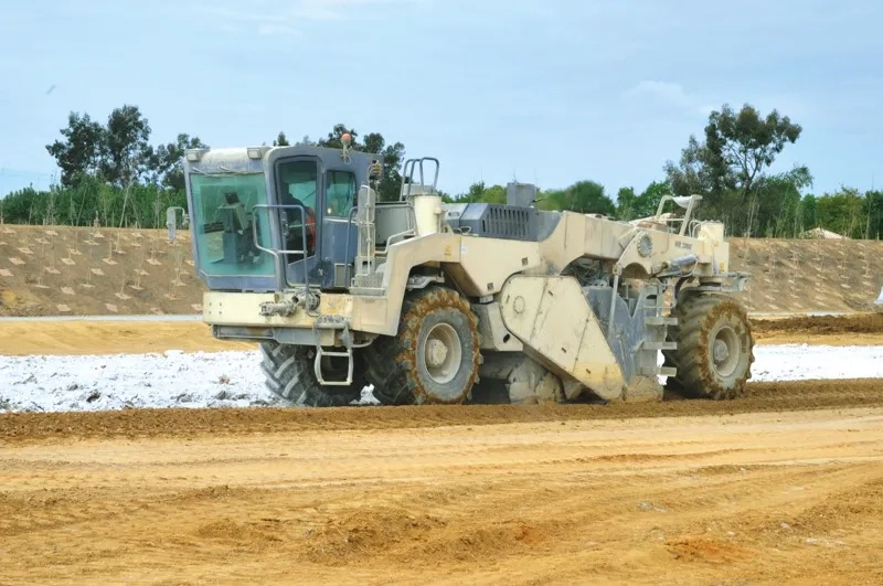 Pour atteindre des portances importantes (notamment 120 MPa pour l’ensemble des 80 000 m2 de voiries), la plate-forme a fait l’objet d’un traitement en plusieurs phases : préparation du sol au scarificateur ou au ripper, épandage du liant et malaxage par malaxeur-pulvimixeur