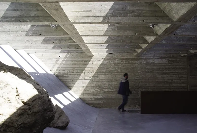 Les murs de la nouvelle salle d’exposition sont en béton coulé dans des co rages en planchettes de châtaignier brossé.