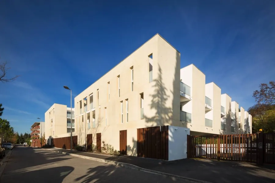 une architecture puissante, travaillée en creux, qui s’impose sous le soleil méditerranéen.