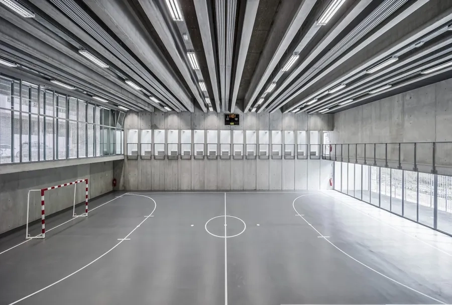 À l’intérieur, le bâtiment est rythmé par la trame de 1,80 m, sur laquelle est calé l’ensemble du bâtiment et notamment la succession de poutres précontraintes qui soutient la toiture.