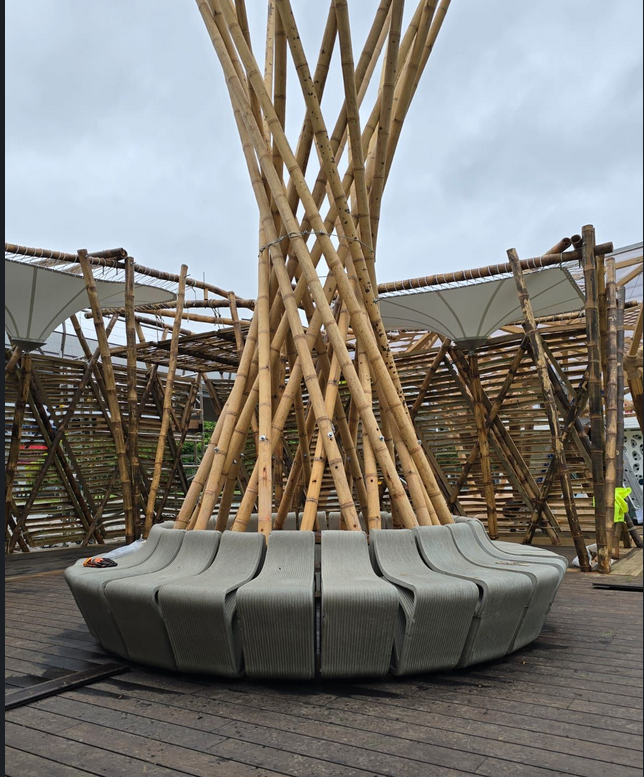 Surf La Kaz - piédestal central en bambou et béton 3D, du Pavillon éphémère de la Fédération de Surf JO Paris 2024, conçu et réalisé par l'ENA de Montpellier-La Réunion
