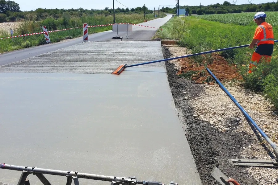 Après mise en place, le béton a été balayé pour l'adhérence et la tenue de route des véhicules.