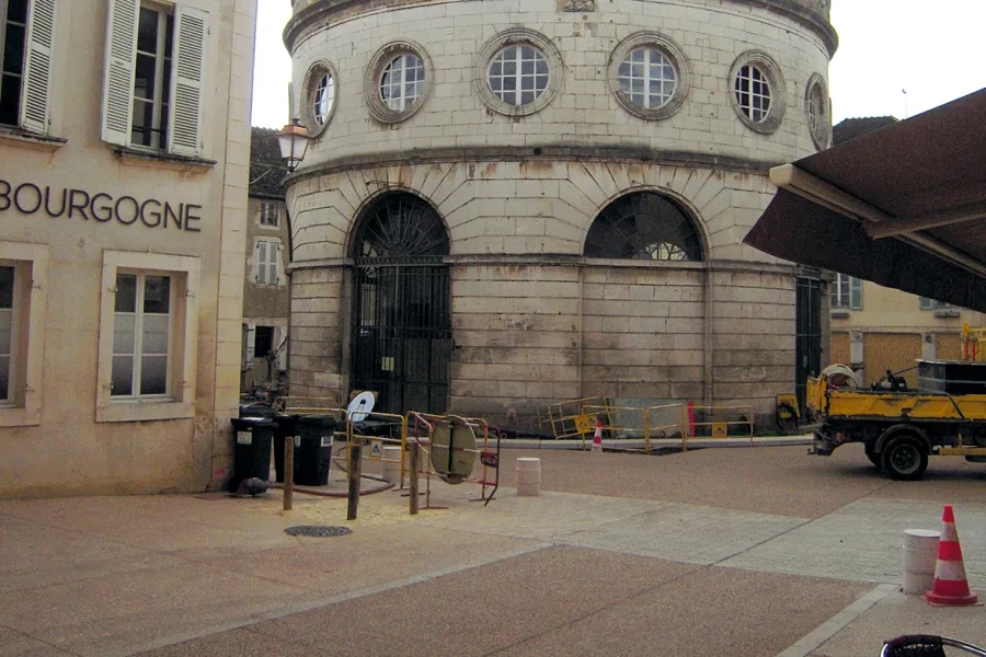 La Halle ronde au croisement  de la rue de la République  et de la rue de l’Hôtel-de-Ville.