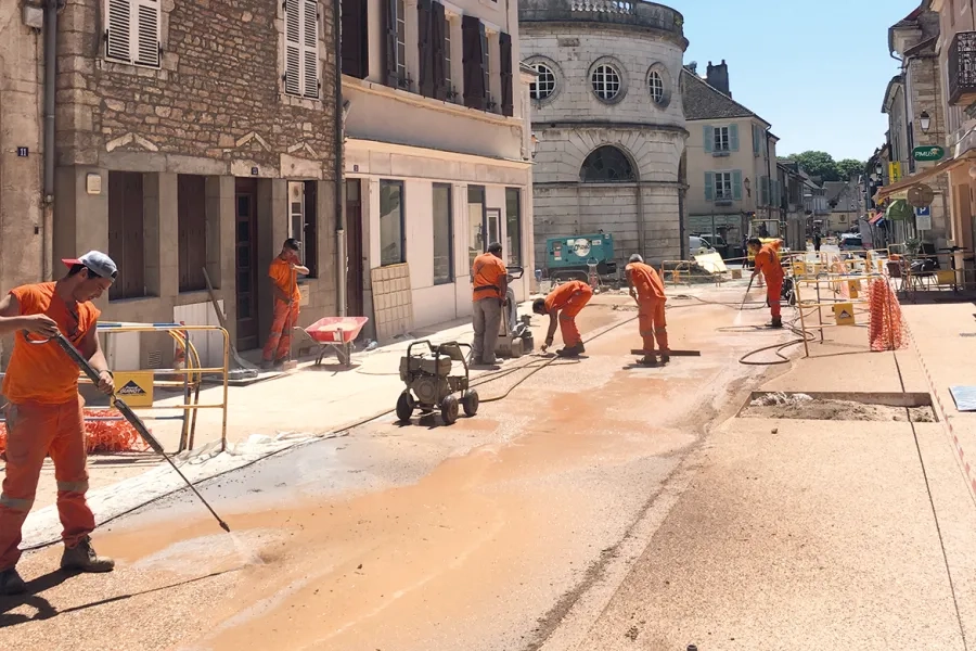 Rue de la République. Voirie en béton désactivé teinté : lavage du béton au jet d’eau à haute pression.